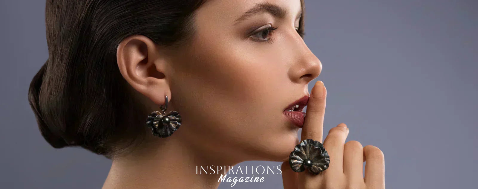 femme qui réfléchit à quoi prendre comme bijoux