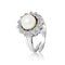 une bague en perles blanches et diamants