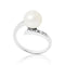 une bague en perles blanches et diamants