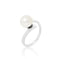 une bague en perles blanches avec un anneau en argent