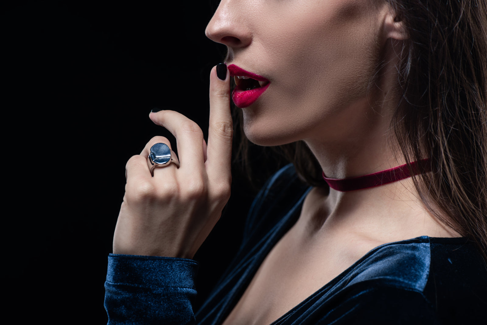 Bague argent sur le doigt d'une femme