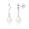une paire de boucles d’oreilles en perles blanches