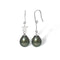 une paire de boucles d’oreilles en perles noires