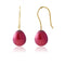 une paire de boucles d’oreilles en or avec une perle rose