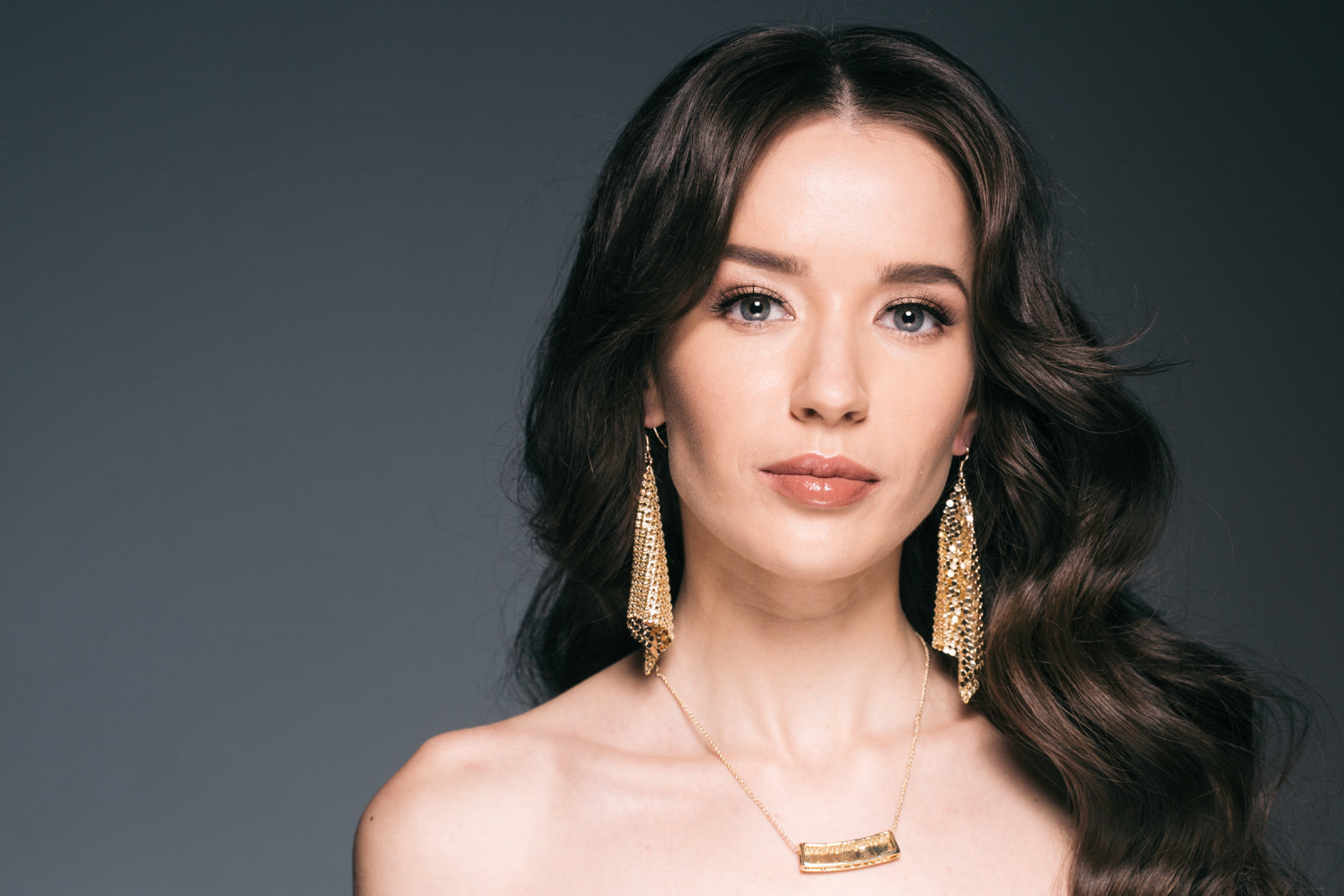 boucles d'oreilles sur une jolie femme