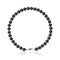 un bracelet de perles noires