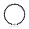 un bracelet en perles noires avec un fermoir en argent