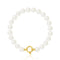 un bracelet en perles blanches avec un fermoir en or
