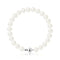 un bracelet en perles blanches avec un fermoir en argent