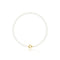 un bracelet de perles avec un fermoir en or