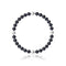 un bracelet en perles noires et blanches