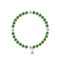 un bracelet vert avec une breloque en forme d’étoile
