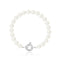 un bracelet en perles blanches avec un fermoir en argent
