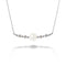 un collier de perles blanches et de diamants