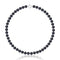 un collier de perles noires