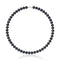 un collier de perles noires