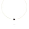 un collier de perles noires