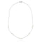 un collier de perles blanches et de diamants
