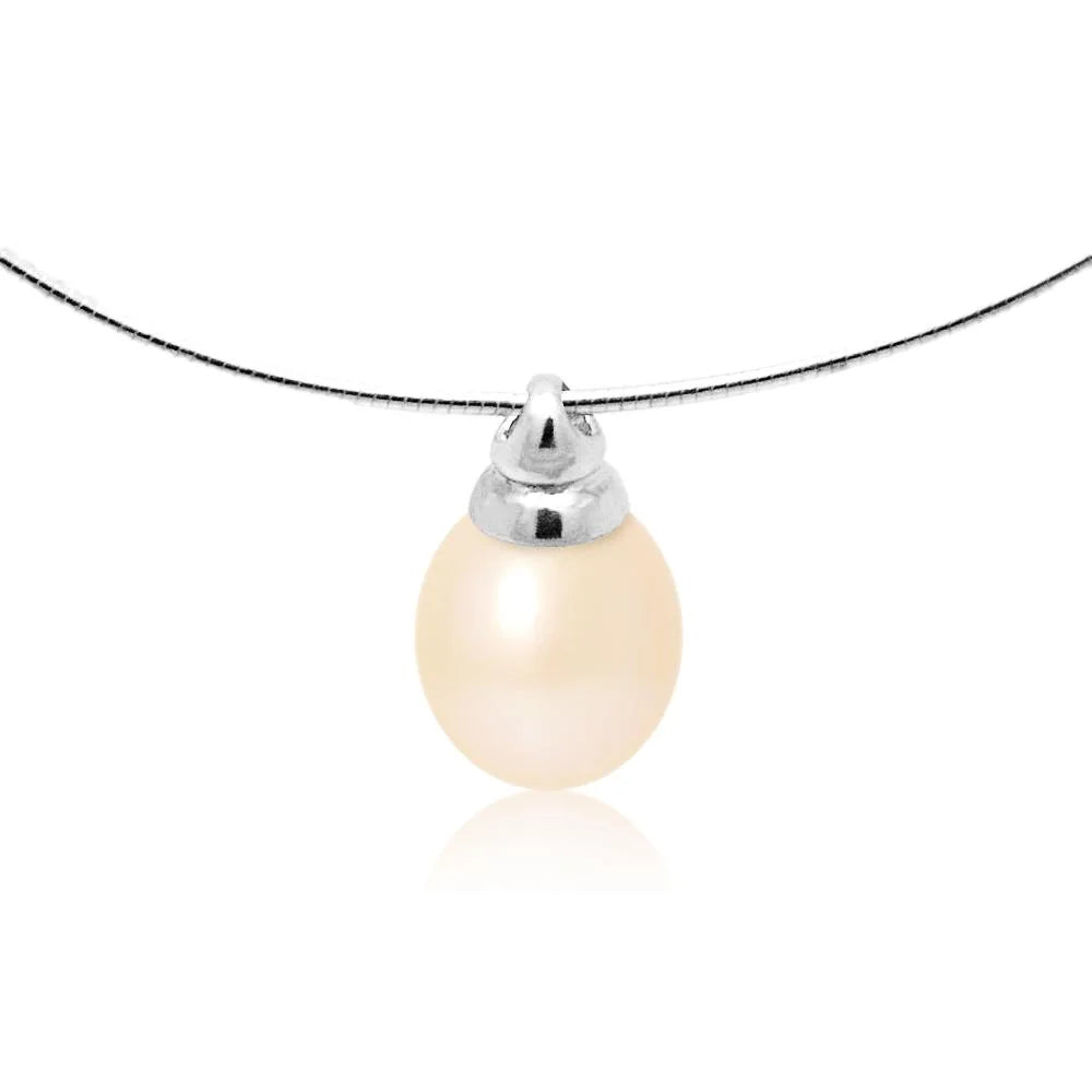un pendentif en perle blanche sur un collier en cordon noir