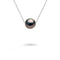 un collier de perles noires sur fond blanc