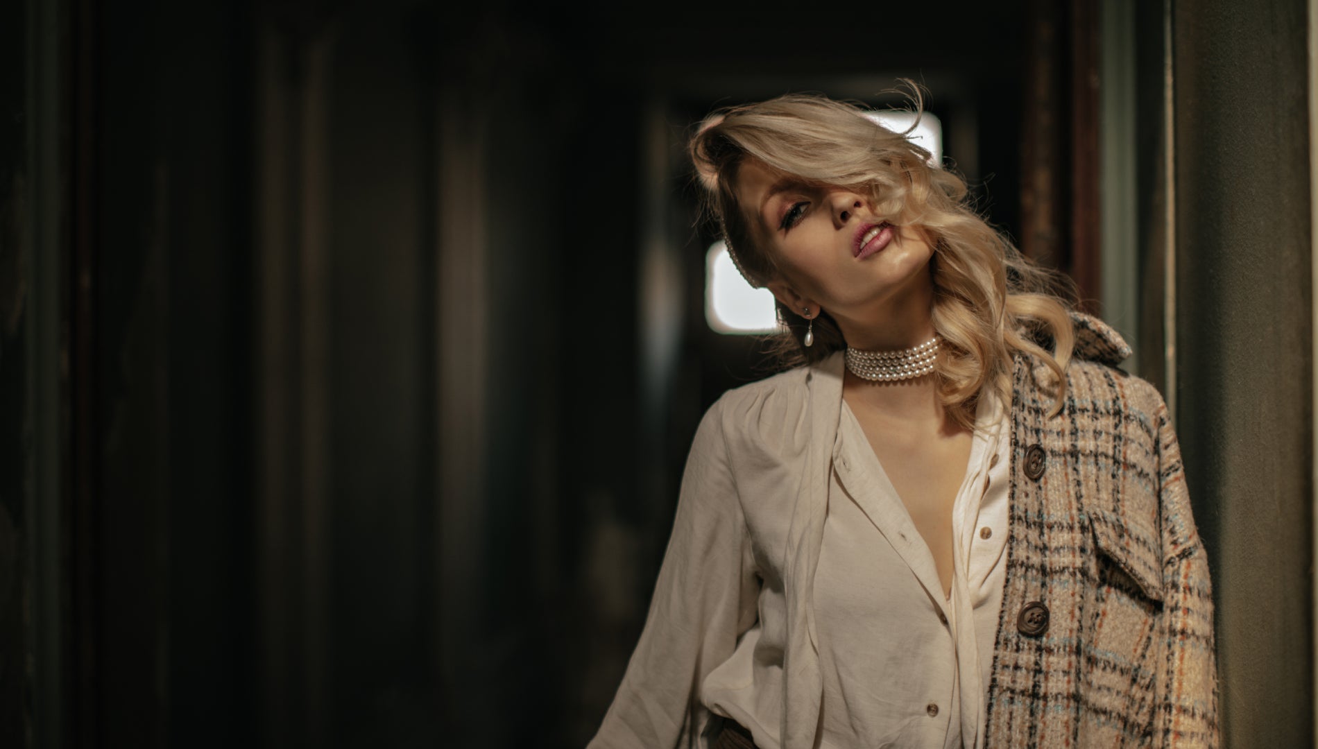 femme chic avec des bijoux en perles