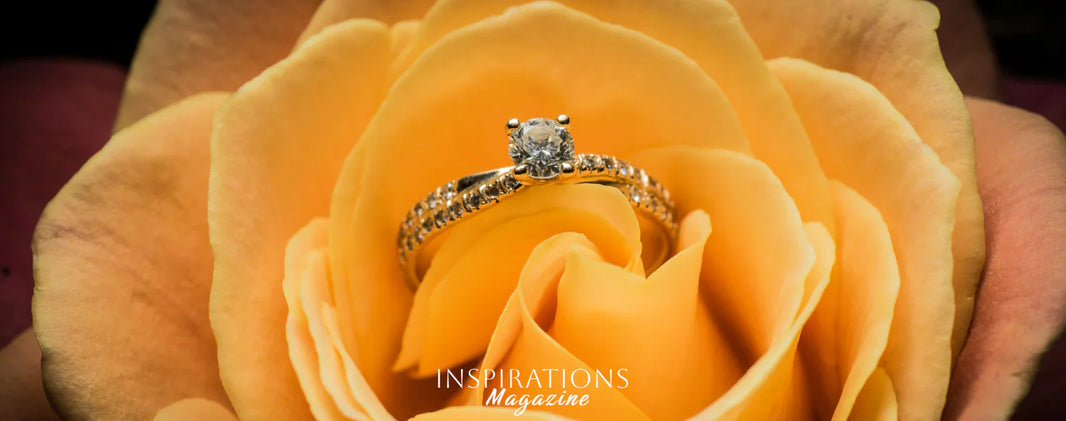 Bague de fiançailles dans une rose