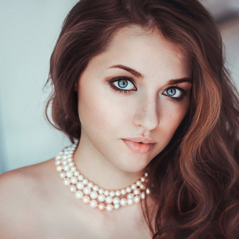 Collier Perles Blanches autour du cou d'une jolie femme