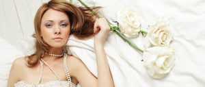 Femme en robe de mariages avec un collier de perles