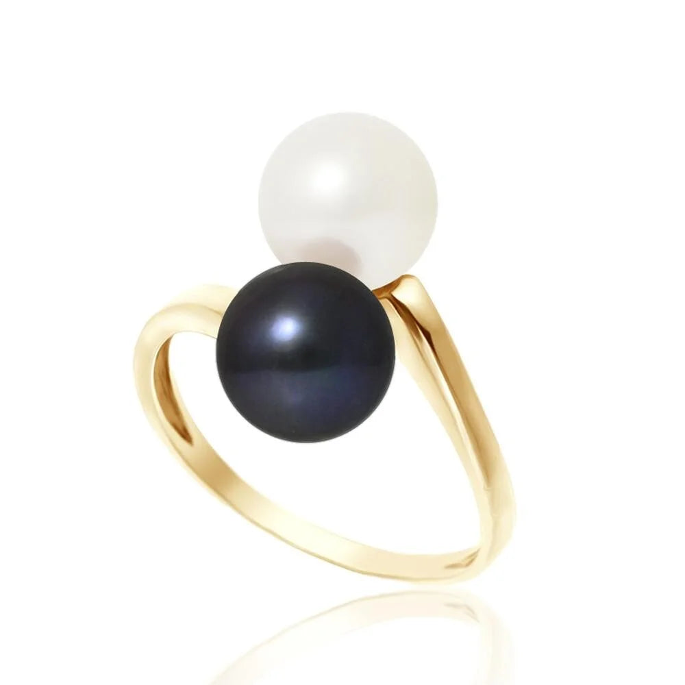 une bague en or avec deux perles blanches et noires