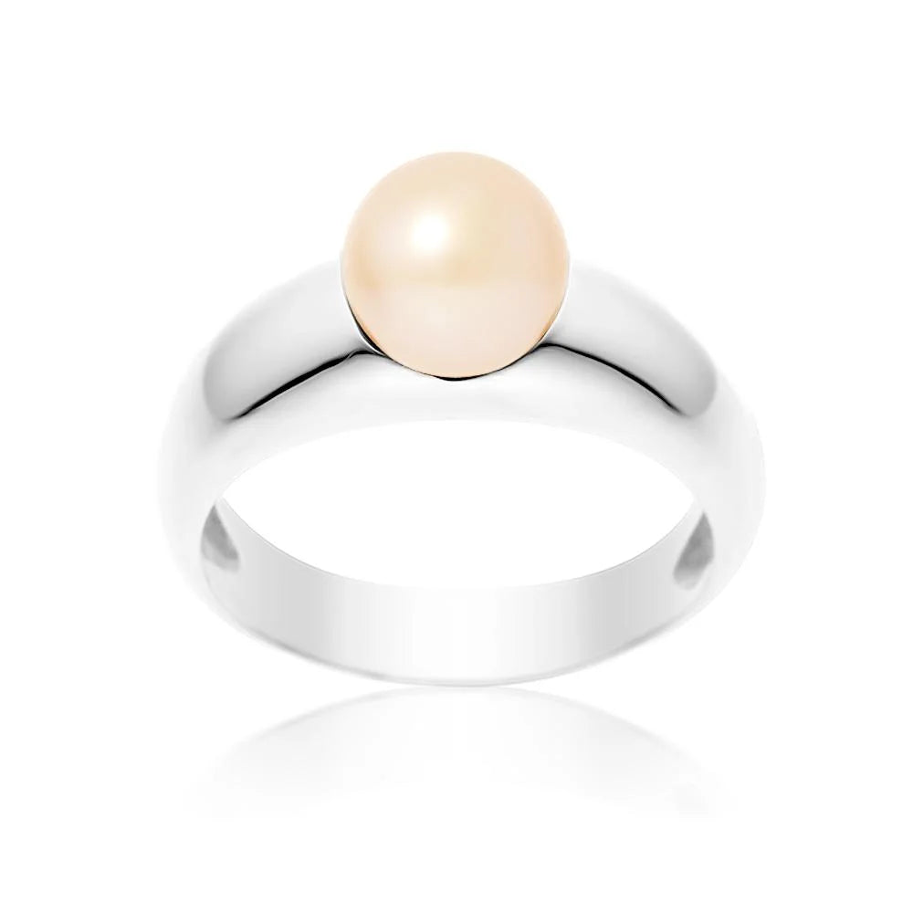 une bague en perles blanches avec un centre en or