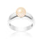 une bague en perles blanches avec un centre en or