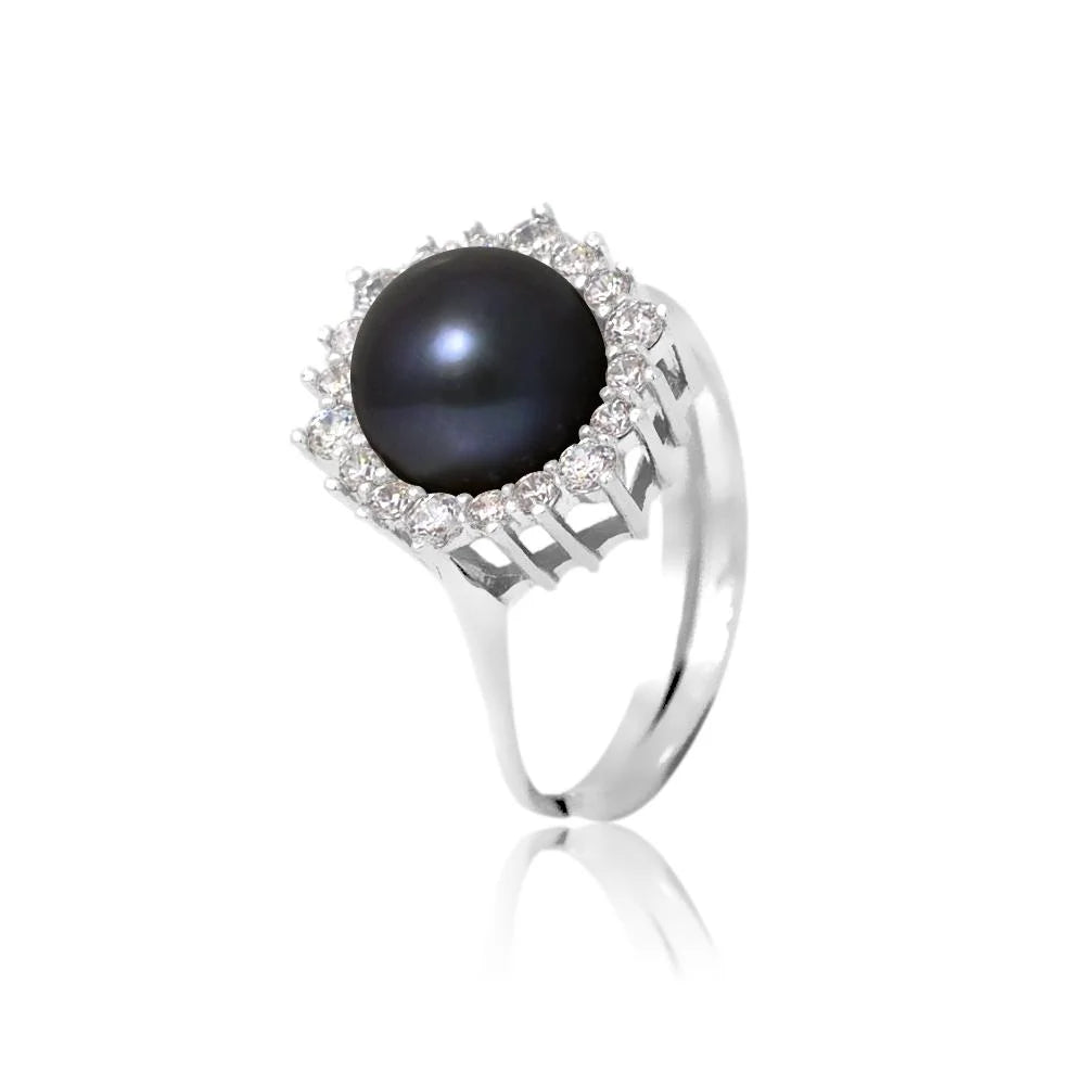 une bague en perles noires et diamants