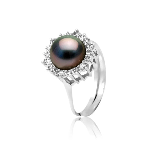 une bague en perles noires et diamants