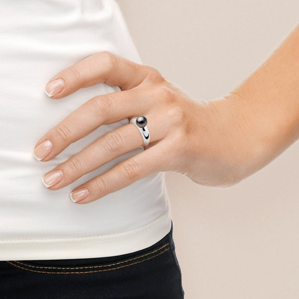 une main de femme portant une bague