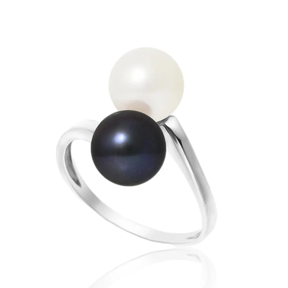 une bague en perles blanches et noires