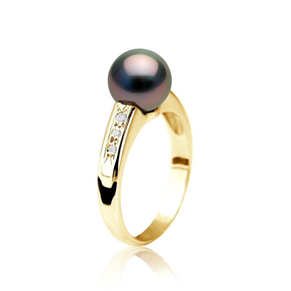 une bague en perles noires et diamants