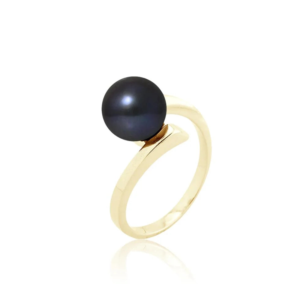 une bague en perles noires avec un anneau en or
