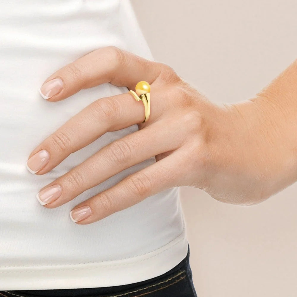 une femme portant une bague en or jaune