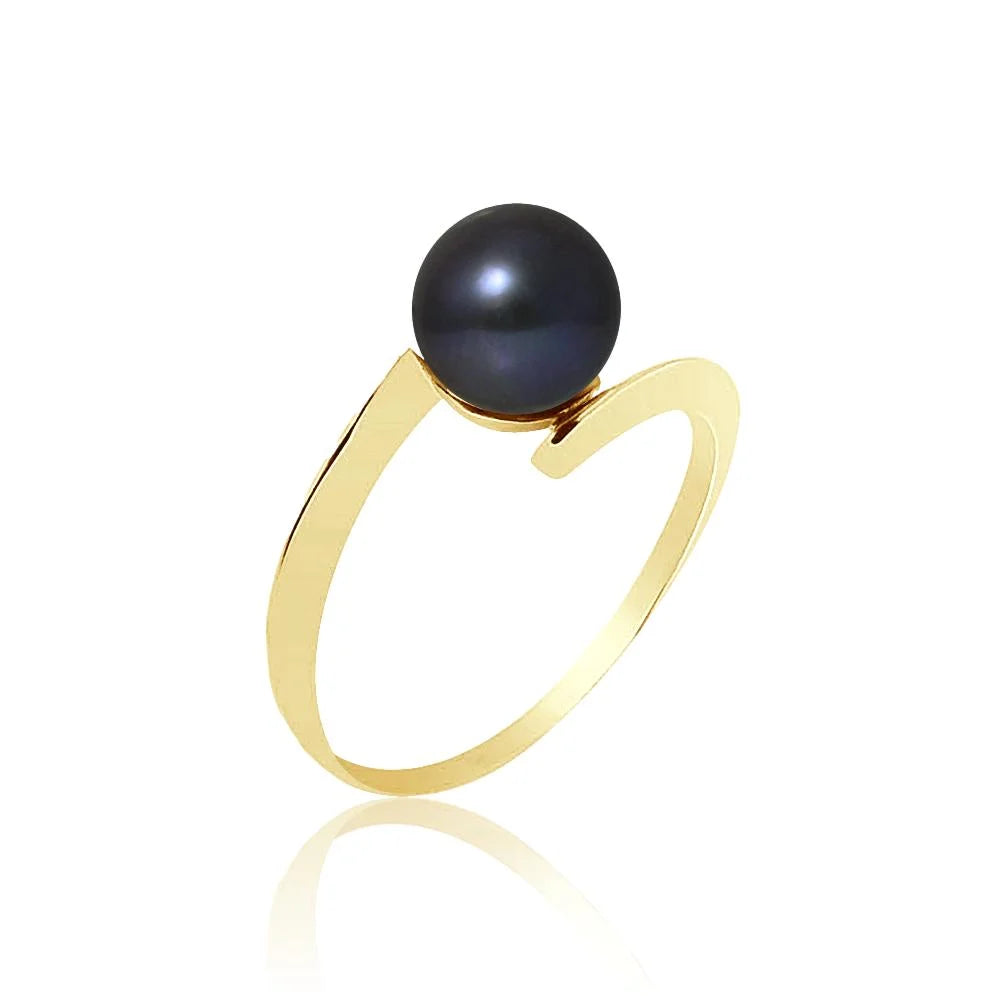 une bague en perles noires avec un anneau en or