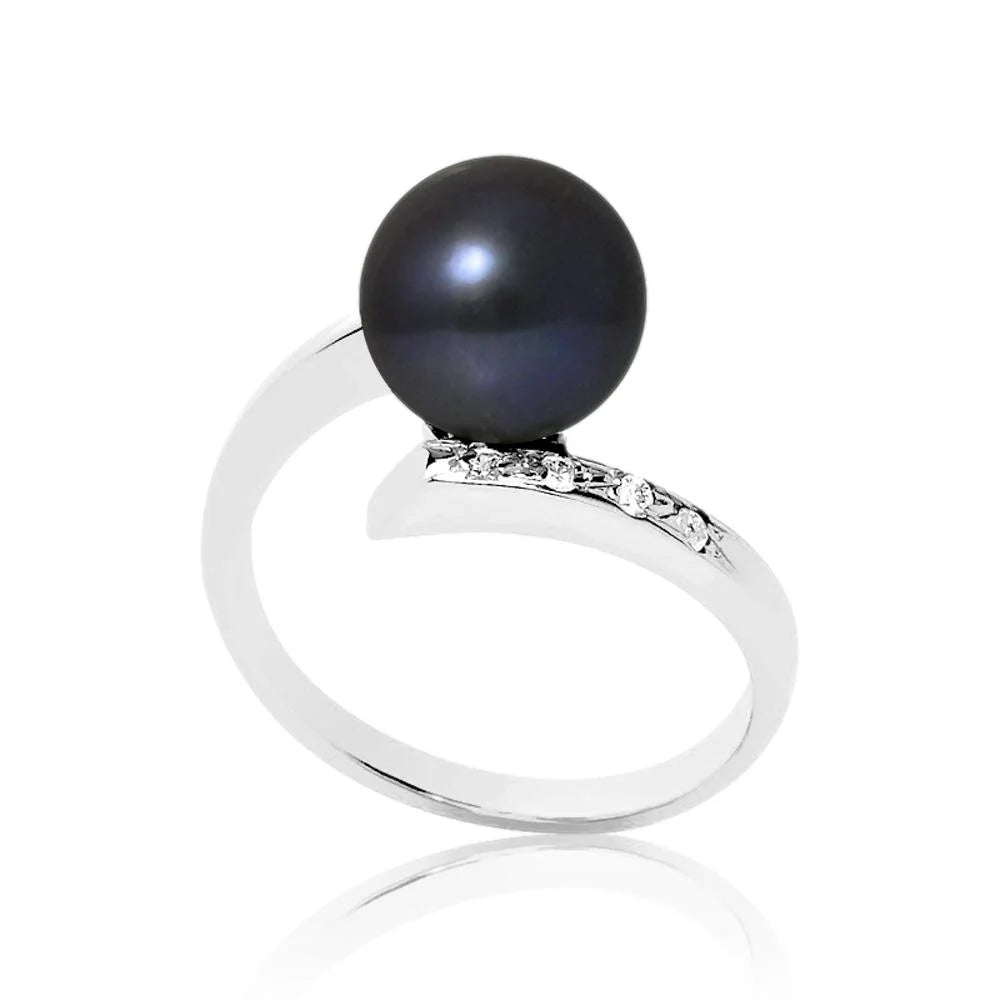 une bague en perles noires et diamants