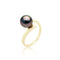 une bague en perles noires