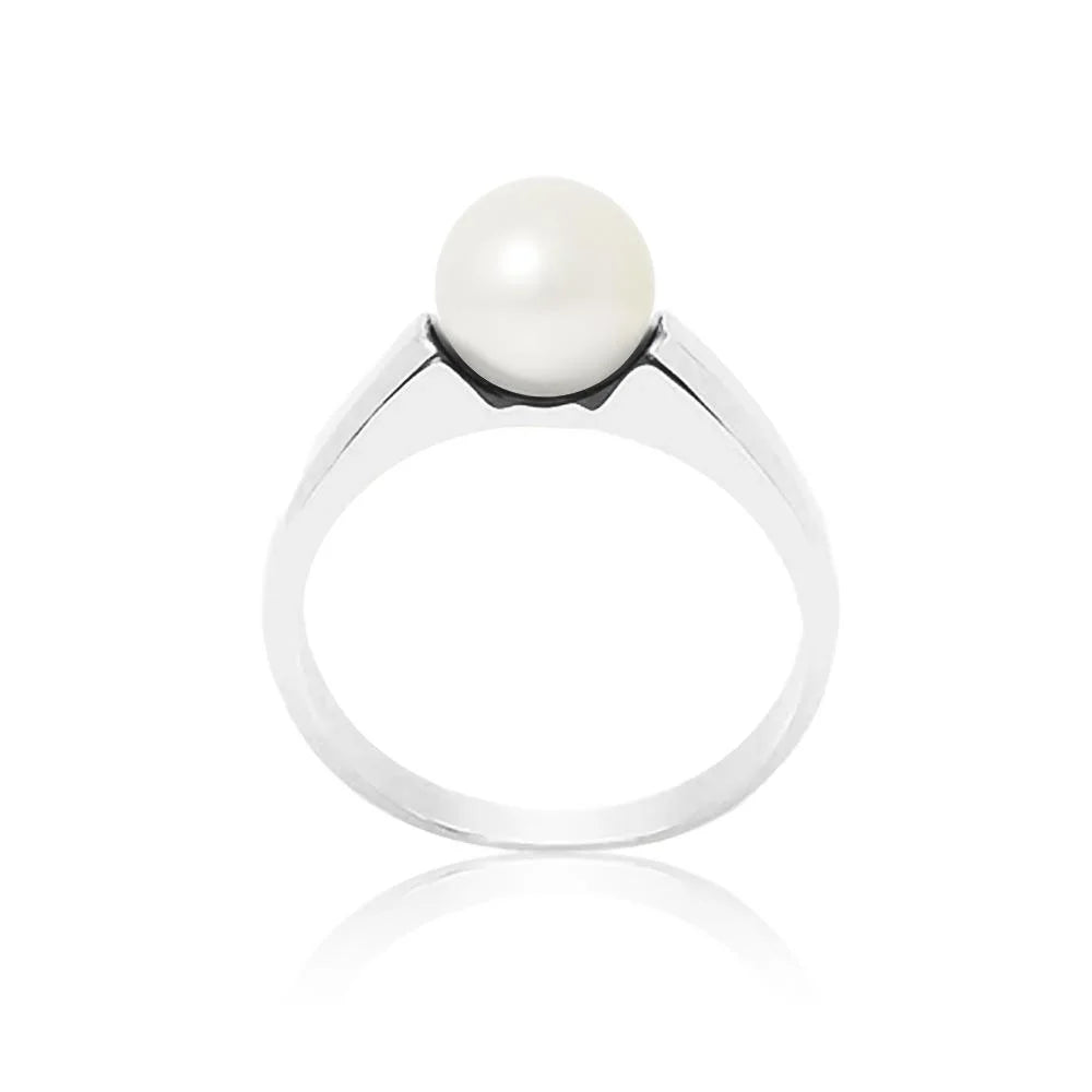 une bague en perles blanches avec un anneau noir