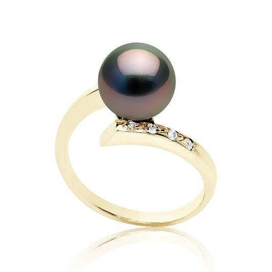 une bague en perles noires et diamants