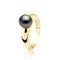 une bague en perles noires