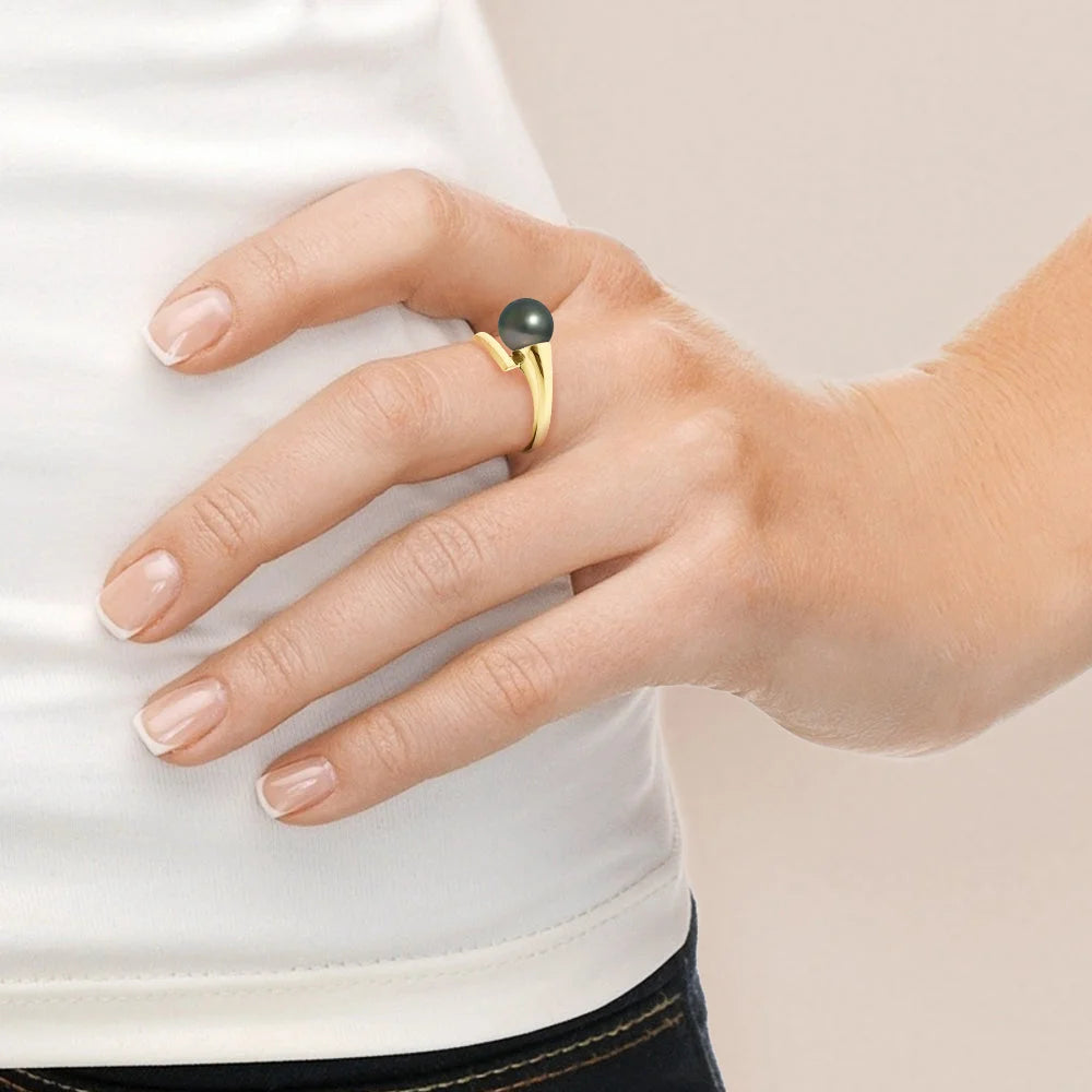 une femme portant une bague en or avec une pierre noire