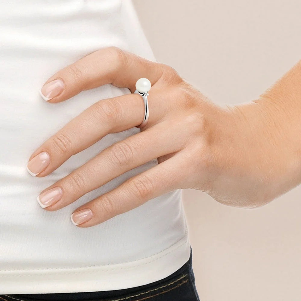 une main de femme portant une bague