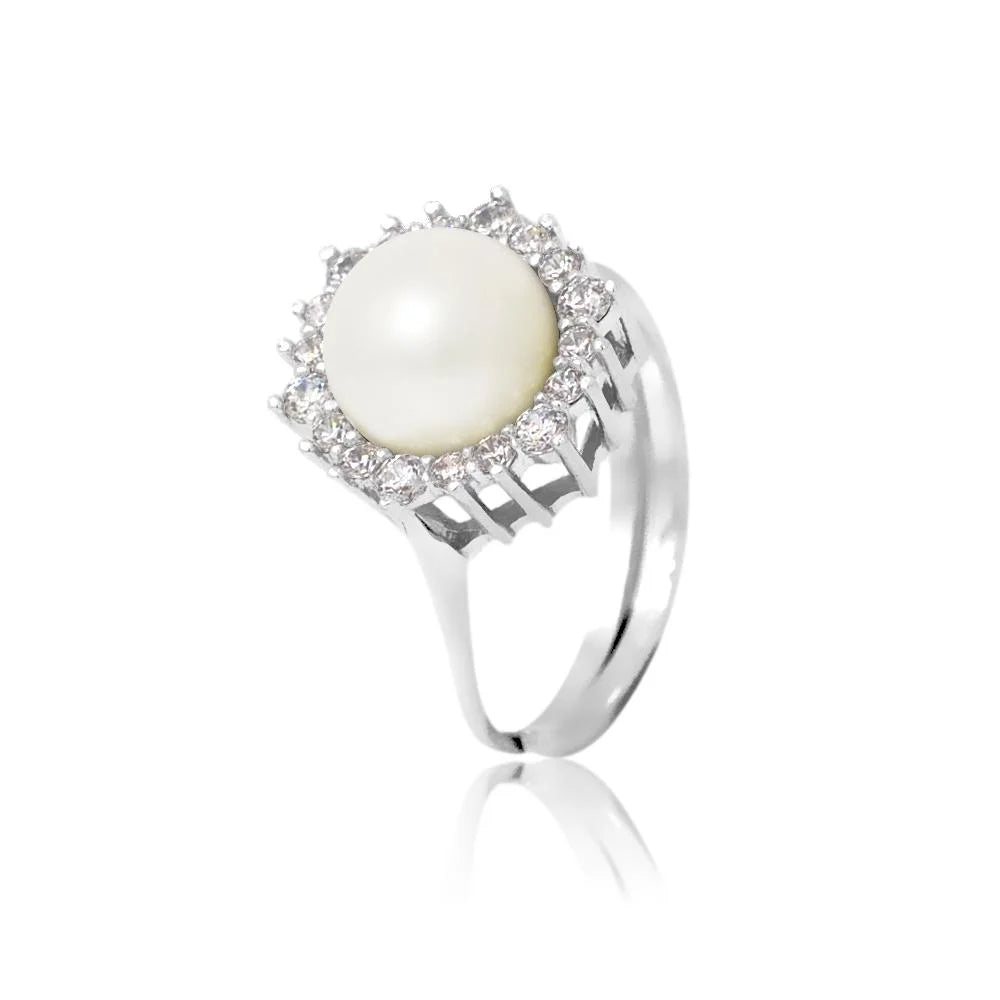 une bague en perles blanches et diamants