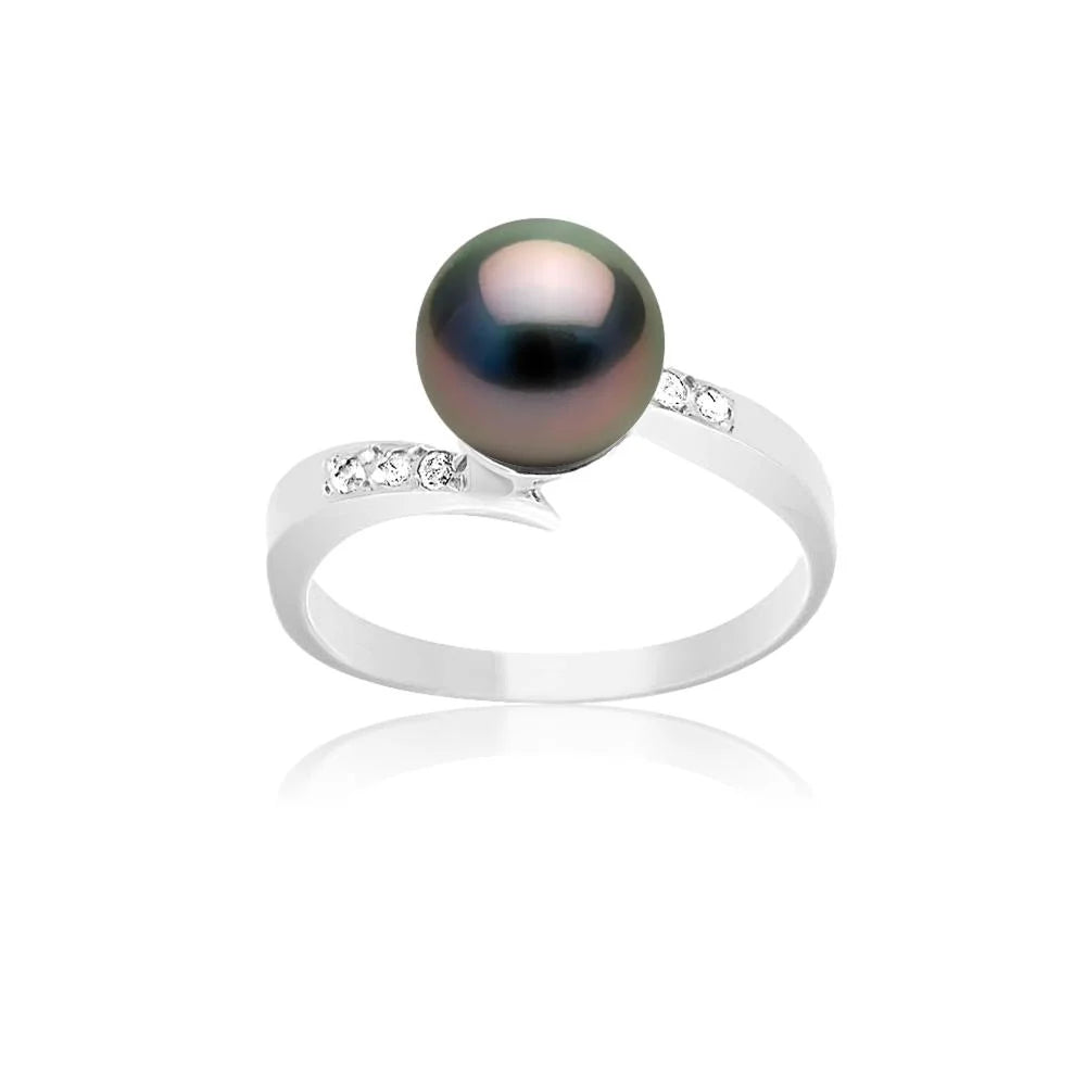 une bague en perles noires et diamants