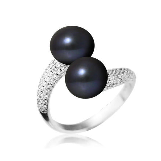 une bague en perles noires et diamants