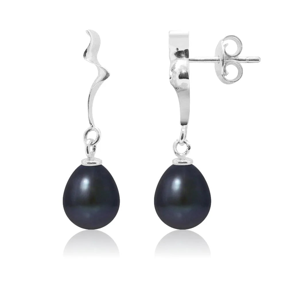 une paire de boucles d’oreilles en perles noires